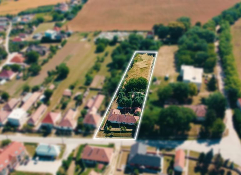 Grundstücke - Wohnen in Čermany mit Blick auf Häuser und Grünflächen.
