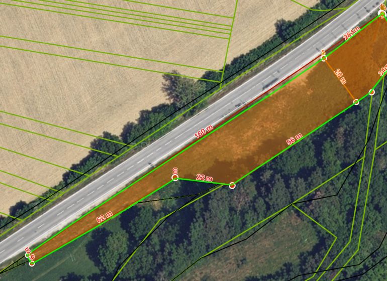 Luftaufnahme von Gewerbegrundstücken an der Straße in Modrovka mit Grundstücksmaßen.