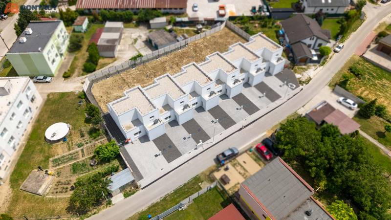 Wohnhausbau in Horná Streda in der Straße Horná Streda, Reihenhausbebauung mit Schotterzufahrtsstraße.