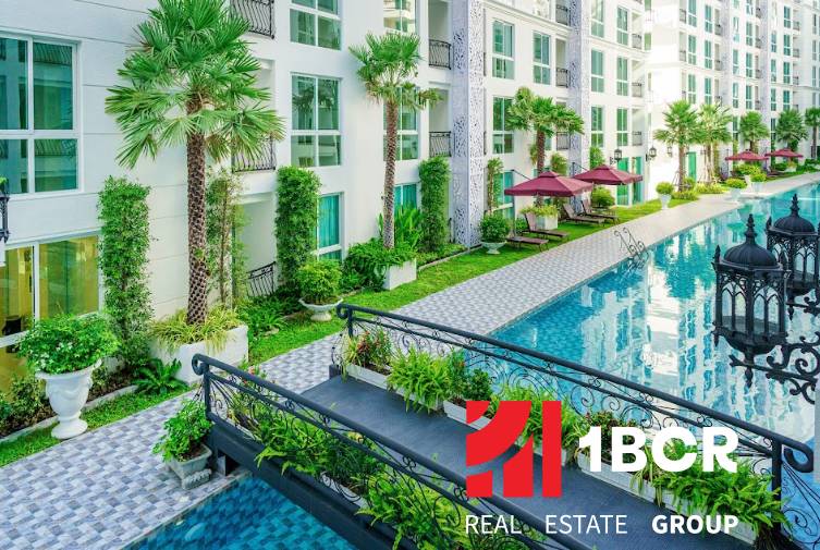 Wohnungsbau in Pattaya mit Pool, Grünflächen, Balkonen und Außenbereichen zur Entspannung.