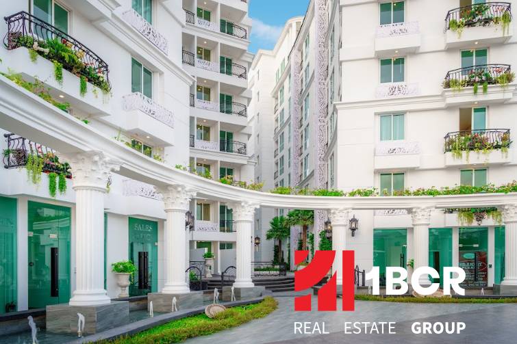 Wohnungsbau in Pattaya mit eleganten weißen Gebäuden und griechischen Säulen.