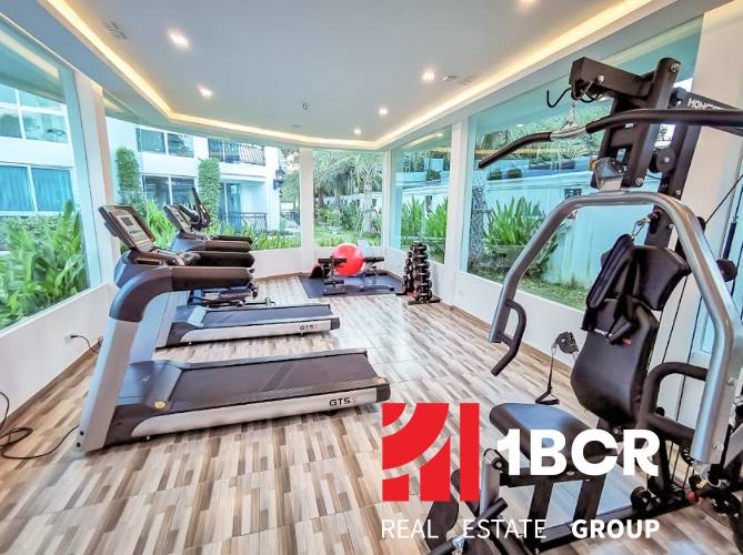 Innen-Fitnessraum mit Trainingsgeräten in einem Wohnungsbaugebäude.