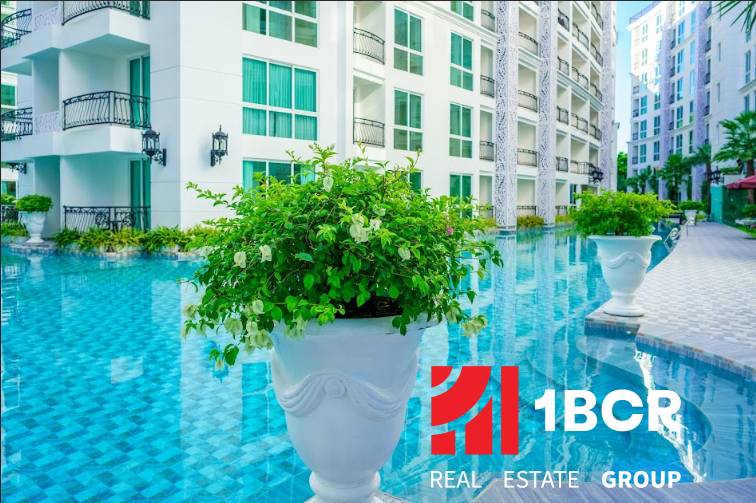 Außenbereich in Pattaya, Wohnungsbau am Pool mit Blumendekoration.