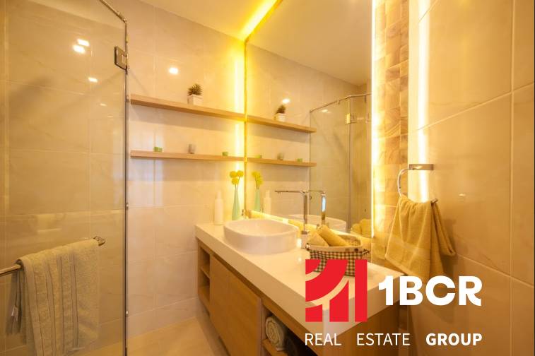 Luxuriöses Badezimmer in einer 3-Zimmer-Wohnung mit modernen Accessoires und stilvoller Beleuchtung.