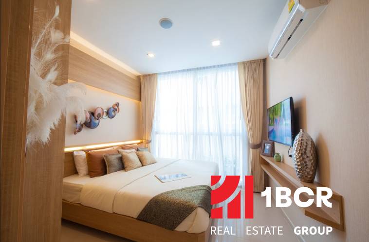 Helles Schlafzimmer mit großem Fenster und Doppelbett in einer 3-Zimmer-Wohnung.