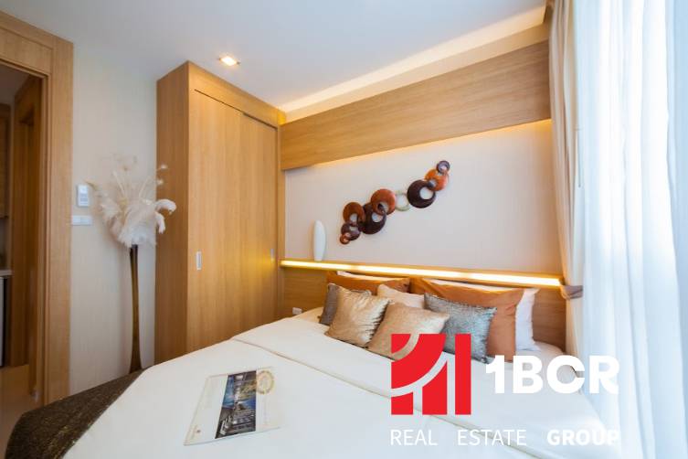 Ein Schlafzimmer in einer 3-Zimmer-Wohnung mit einem Einbauschrank und dekorativen Elementen an der Wand.