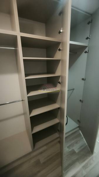 Einbauschrank mit Schubladen und Regalen im Studio, Holzboden.