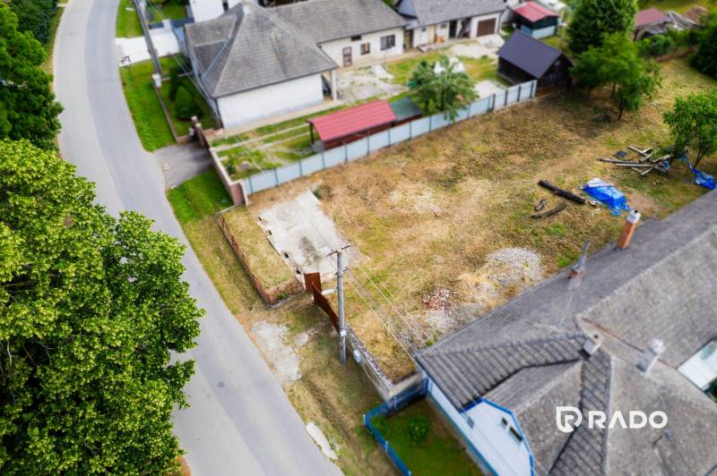 Grundstücke - Wohnen in Chocholná-Velčice, neben der Straße, angrenzend an Einfamilienhäuser und Gärten.