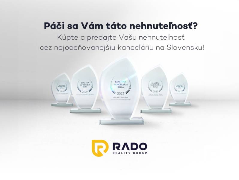 Werbung für eine Immobilienagentur mit gewonnenen Auszeichnungen, in der Kubranská-Straße, Einfamilienhaus.
