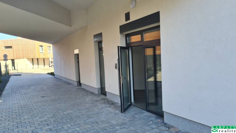 Gebäude und offene Türen in der Perlová Straße in Bratislava - Jarovce.