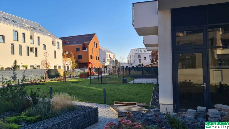 Der Hof des Wohnkomplexes in der Perlová-Straße in Bratislava - Jarovce mit einem Kinderspielplatz.