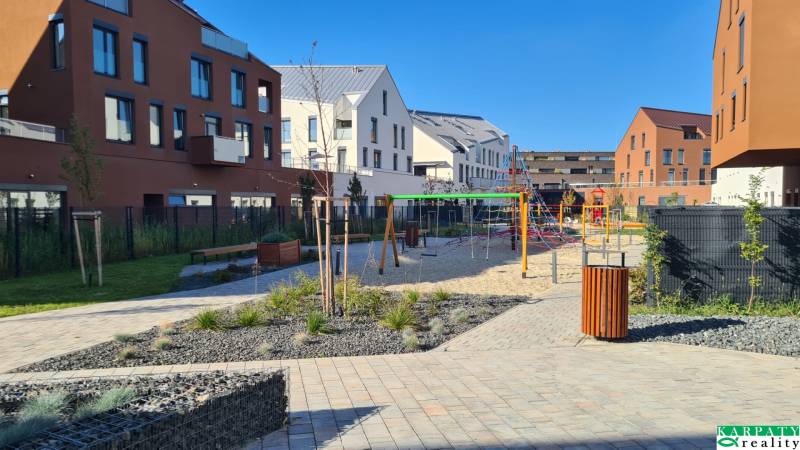 Hof mit Kinderspielplatz zwischen Wohnhäusern in der Perlová-Straße in Bratislava - Jarovce.