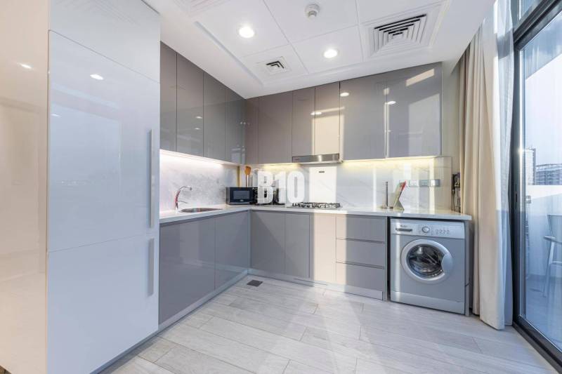 Küche in einer 3-Zimmer-Wohnung mit modernen Geräten und großen Glastüren.