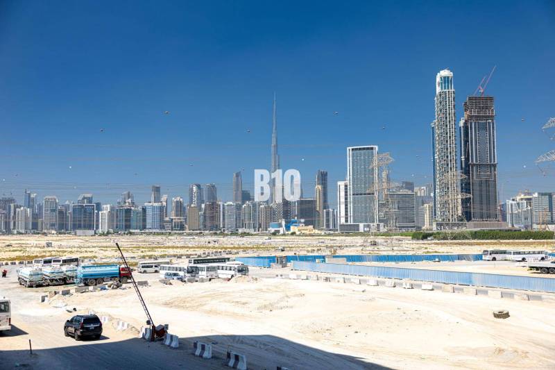 Panorama von Dubai mit Blick auf Wolkenkratzer und Baustellen.