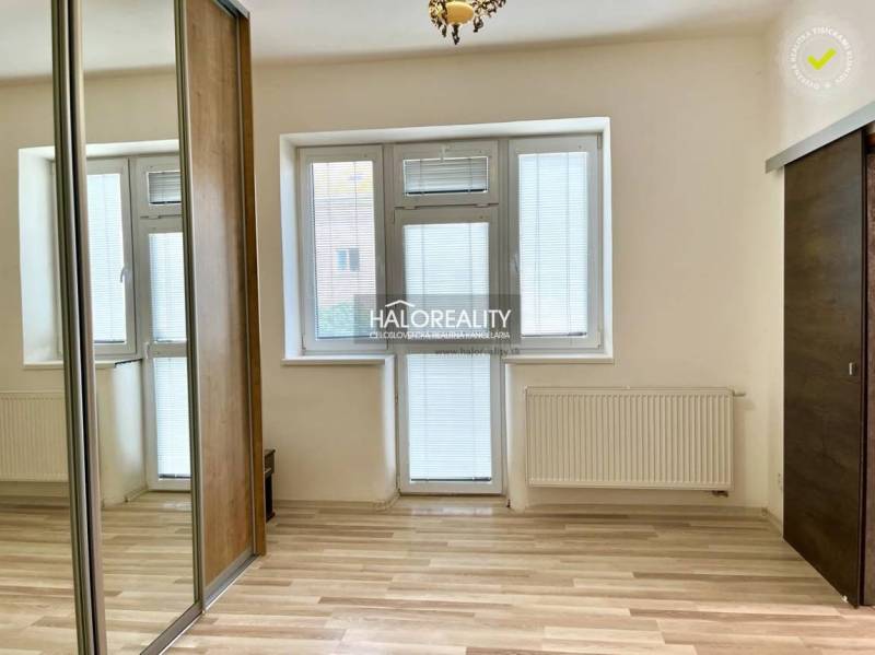 Ein Zimmer in einer 3-Zimmer-Wohnung mit Fenster und Balkontür, Einbauschrank, hellem Parkett.