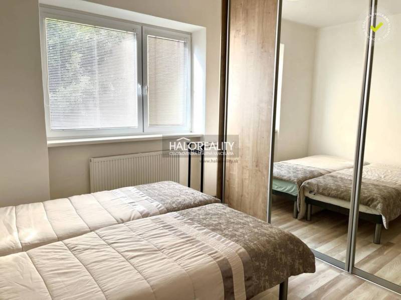 Schlafzimmer in einer 3-Zimmer-Wohnung mit zwei Betten und einem Einbauschrank.