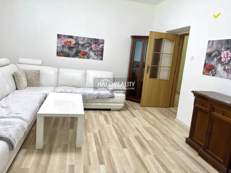 Helles Wohnzimmer in einer 3-Zimmer-Wohnung mit weißem Sofa und Holzmöbeln.