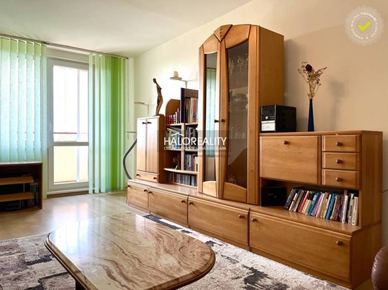 Wohnzimmer mit einer Wohnwand aus Holz und Licht in einer 3-Zimmer-Wohnung.