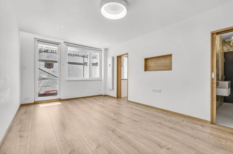Helles Wohnzimmer mit Holzboden in einer 4-Zimmer-Wohnung.