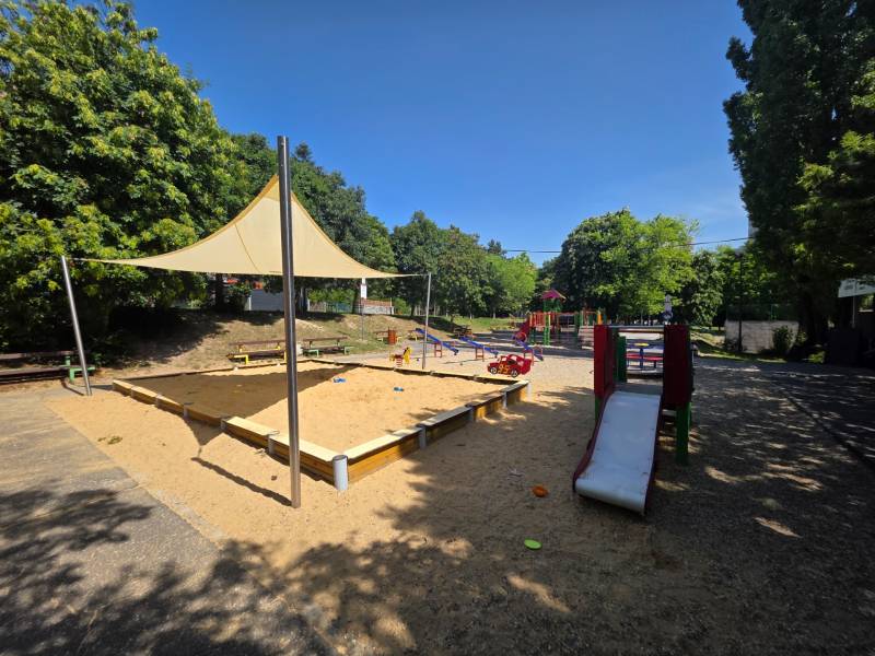Spielplatz mit Sandkasten und Rutsche in Bratislava - Dúbravka in der Landauova-Straße.