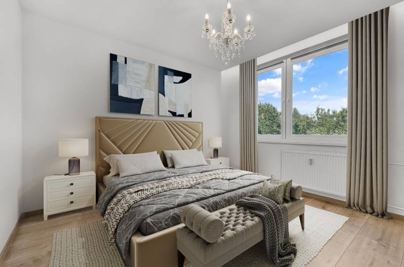 Ein stilvolles Schlafzimmer mit einem hellen Bett, einem Kronleuchter und einem großen Fenster in einer 4-Zimmer-Wohnung.