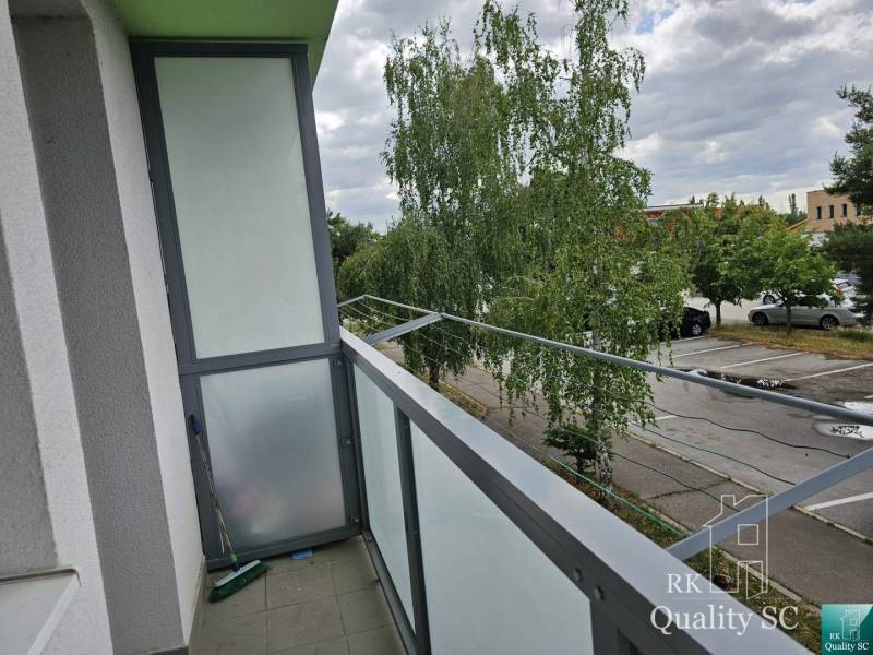 Balkon einer 2-Zimmer-Wohnung in der Žitavská-Straße in Senec, Blick auf den Parkplatz.