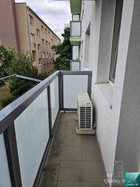 Balkon einer 2-Zimmer-Wohnung in der Žitavská-Straße in Senec mit Geländer und Klimaanlage.