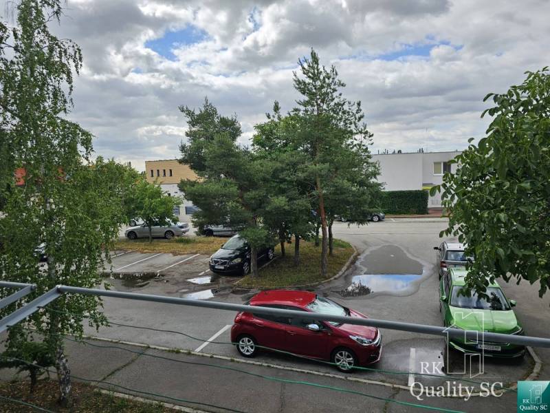 Parkplatz in der Žitavská-Straße in Senec mit Autos und Bäumen.