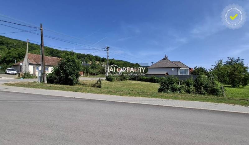 Grundstücke - Wohnen in Smolenice, Straße, Häuser und Grün im Hintergrund.