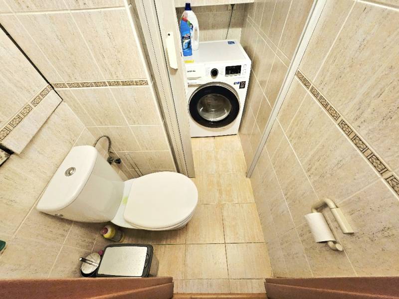 Kúpeľňa v 3-izbovom byte s WC a práčkou.