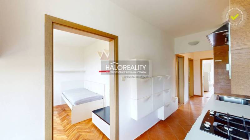 Innenraum einer 4-Zimmer-Wohnung mit Küchenzeile, Bett und Stauraum.