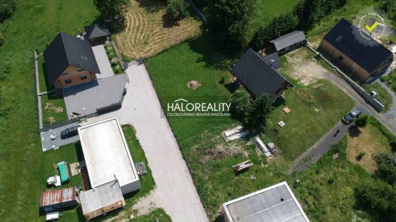 Luftaufnahme von Grundstücken-Wohnen in Malatíny mit Häusern und Grünflächen.