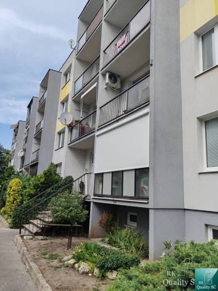Mehrfamilienhaus mit Balkonen in der Gagarinova-Straße in Senec, geeignet für eine 3-Zimmer-Wohnung.