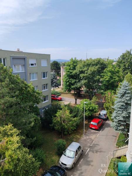 Gagarinova Straße in Senec mit Grünflächen und geparkten Autos bei einer 3-Zimmer-Wohnung.