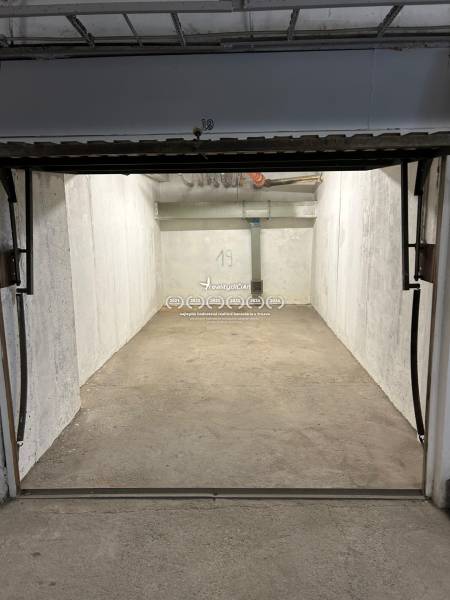Leerer Garagenraum mit Betonboden und Wänden, Garagen.