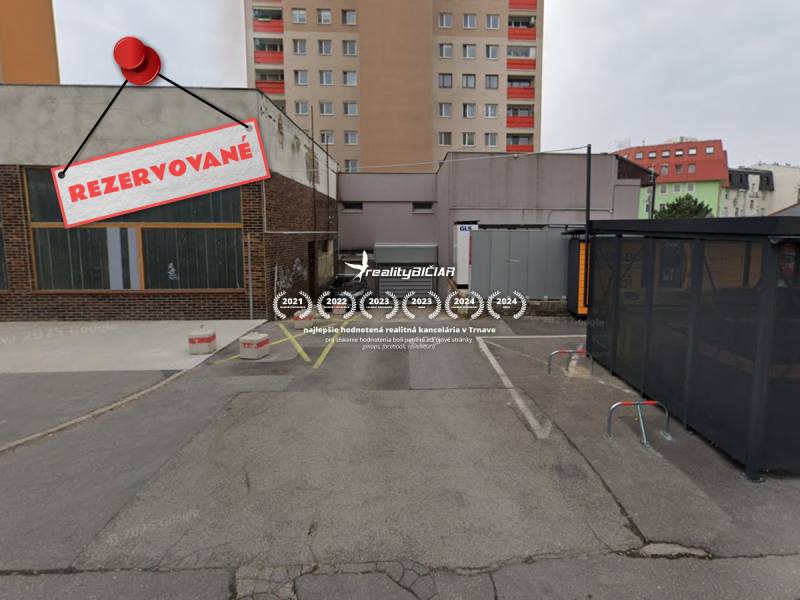 Reservierter Parkplatz bei den Garagen in der Budyšínska-Straße in Bratislava - Nové Mesto.