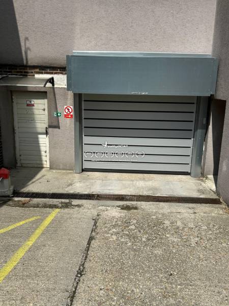 Garagen in der Budyšínska-Straße, Bratislava - Nové Mesto, mit Sektionaltoren und Eingang.