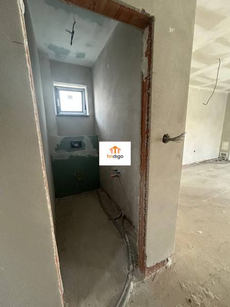 Unvollendetes Badezimmer in einem Einfamilienhaus mit Fenster und Installation.