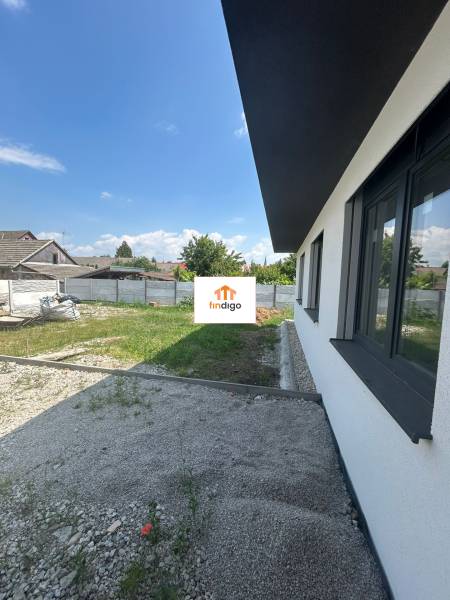 Einfamilienhaus in Žihárec mit Blick auf den Hof und die angrenzenden Grundstücke.