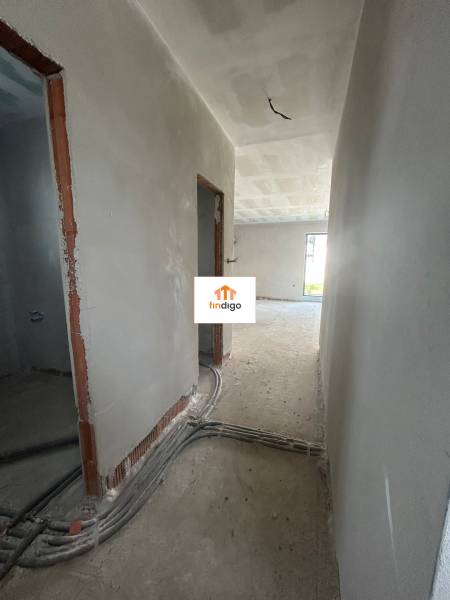 Innenansicht des Hauses, Blick auf den Flur mit Bau- und Elektroinstallation in einem Einfamilienhaus.