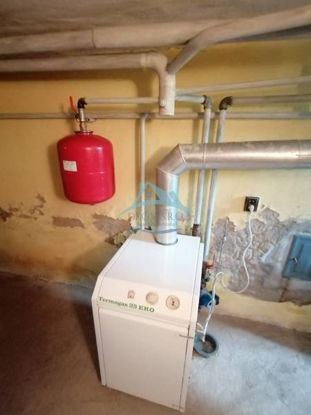 Kessel im Keller eines Einfamilienhauses mit installierten Rohrleitungen und einem Ausdehnungsgefäß.