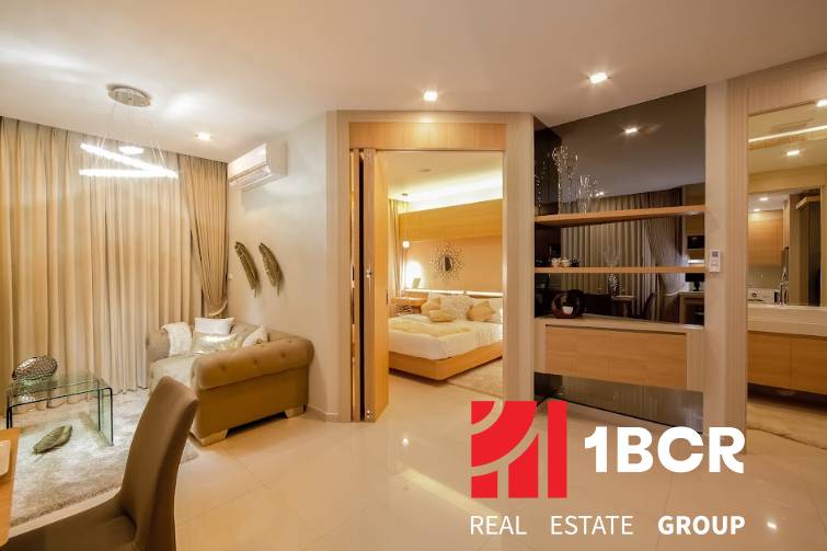 Interieur einer 2-Zimmer-Wohnung mit bequemen Sitzgelegenheiten und geräumigem Schlafzimmer.