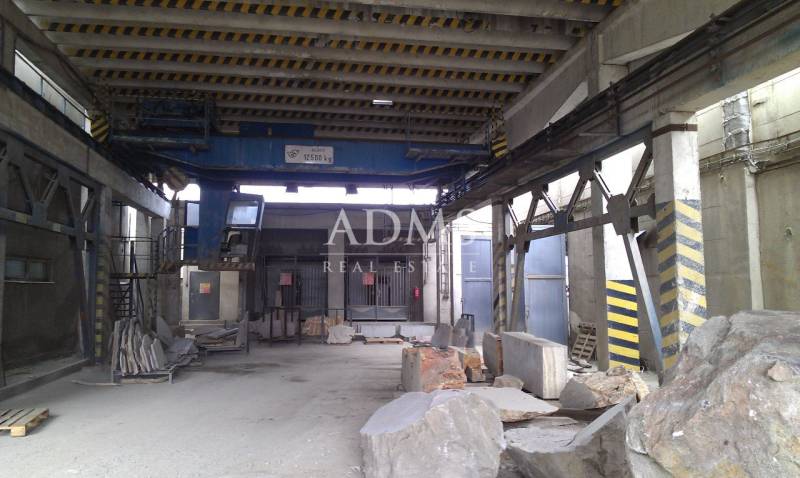 Industrielles Interieur Lagerhallen mit großen Steinblöcken und einem Kran.
