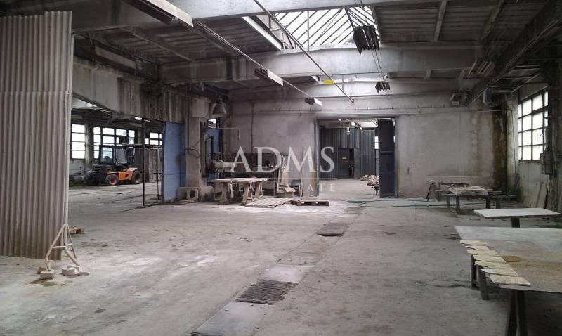 Industrielles Interieur von Lagern und Hallen mit Arbeitstischen und Gabelstapler.