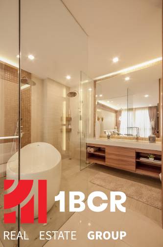 Luxuriöses Badezimmer mit Badewanne in einer 3-Zimmer-Wohnung, hochwertige Ausstattung und Beleuchtung.