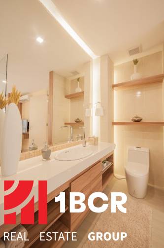 Badezimmer in einer 3-Zimmer-Wohnung mit Waschbecken, Toilette und dekorativen Regalen.