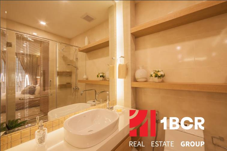 Elegantes Badezimmer mit Badewanne, Waschbecken und Spiegel in einer 3-Zimmer-Wohnung.