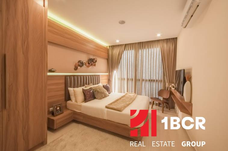 Innenraum einer 3-Zimmer-Wohnung mit elegantem Schlafzimmer, Holzmöbeln und einem großen Fenster mit beeindruckenden Vorhängen.