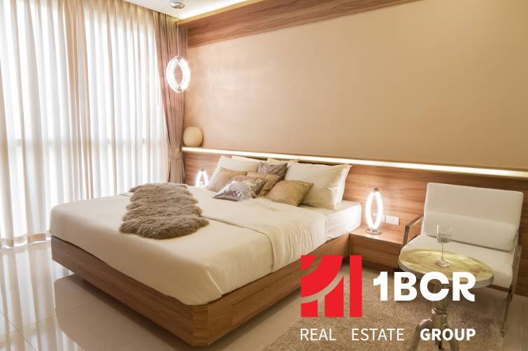 Helles Schlafzimmer mit komfortablem Bett in einer 3-Zimmer-Wohnung, moderne Möbel in neutralen Farben.