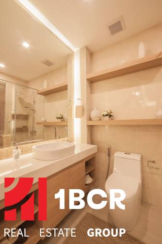 Badezimmer einer 3-Zimmer-Wohnung mit Waschbecken, Spiegel und Toilette.
